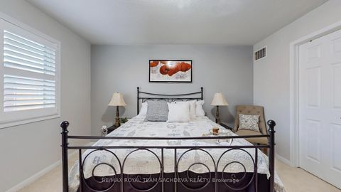 Photo 27 at 1809 Parkhurst Crescent, Duffin Heights, Pickering