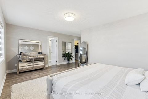 Photo 24 at 72 Saint Damian Avenue, Vellore Village, Vaughan