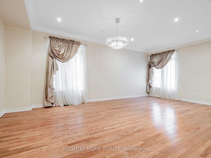 Photo 6 at 67 Timna Crescent, Patterson, Vaughan