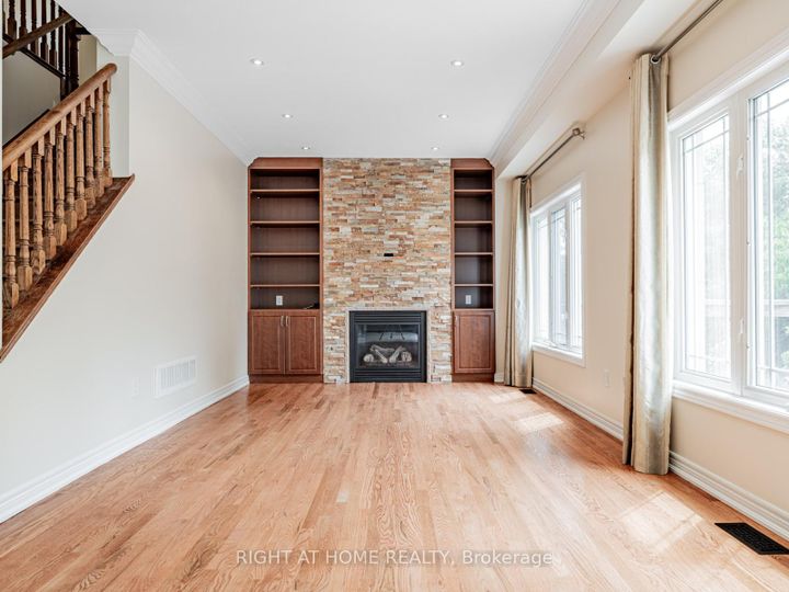 Photo 7 at 67 Timna Crescent, Patterson, Vaughan