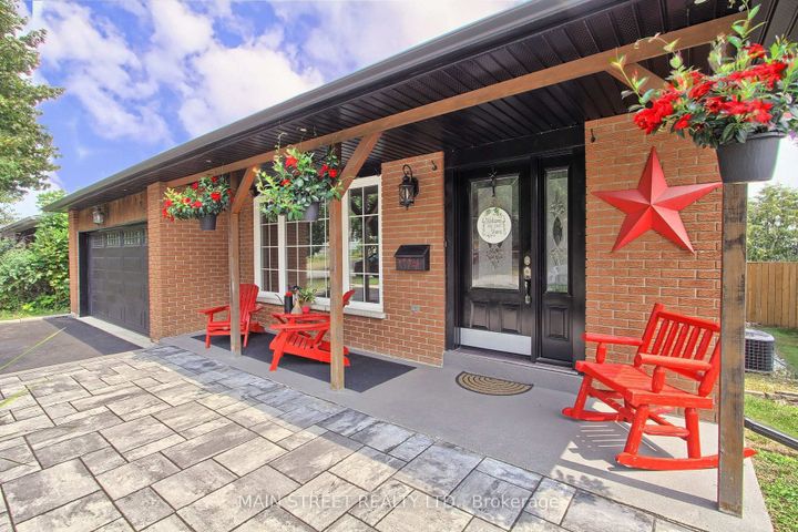 Photo 2 at 124 Lee Avenue, Bradford, Bradford West Gwillimbury