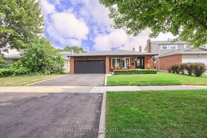 Photo 3 at 124 Lee Avenue, Bradford, Bradford West Gwillimbury