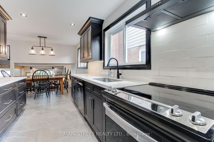 Photo 5 at 124 Lee Avenue, Bradford, Bradford West Gwillimbury