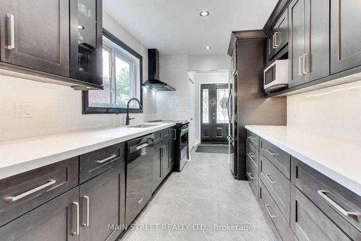 Photo 6 at 124 Lee Avenue, Bradford, Bradford West Gwillimbury