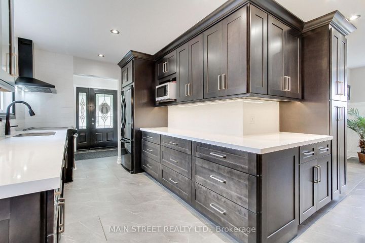 Photo 7 at 124 Lee Avenue, Bradford, Bradford West Gwillimbury