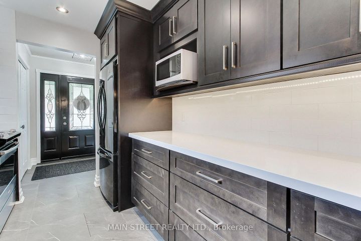 Photo 9 at 124 Lee Avenue, Bradford, Bradford West Gwillimbury