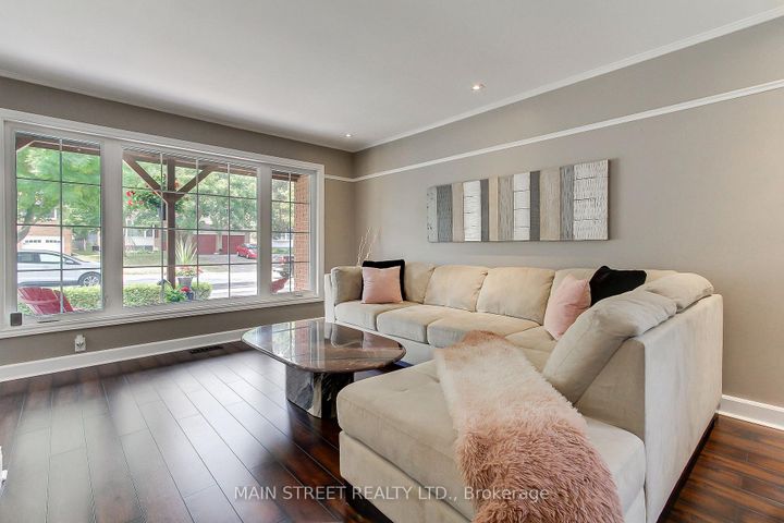 Photo 10 at 124 Lee Avenue, Bradford, Bradford West Gwillimbury