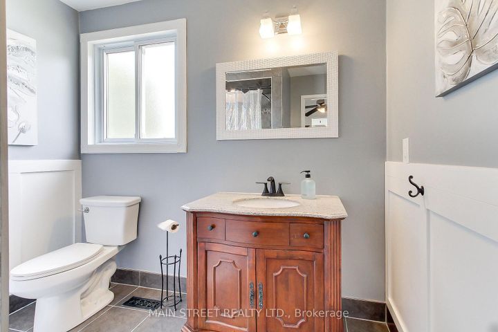 Photo 18 at 124 Lee Avenue, Bradford, Bradford West Gwillimbury
