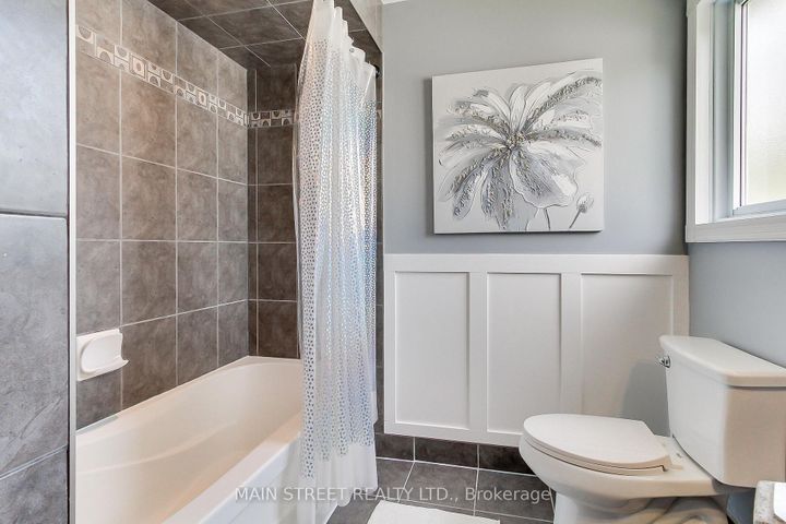 Photo 19 at 124 Lee Avenue, Bradford, Bradford West Gwillimbury