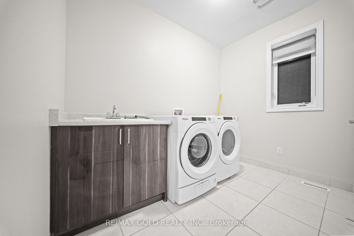 Photo 33 at 41 Rainbrook Close, Wellington, Brampton