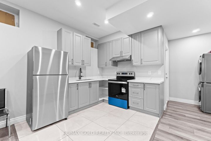 Photo 38 at 41 Rainbrook Close, Wellington, Brampton