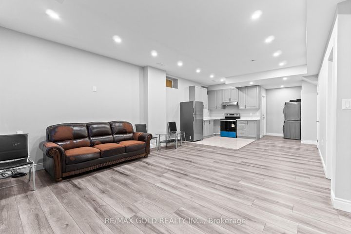 Photo 39 at 41 Rainbrook Close, Wellington, Brampton