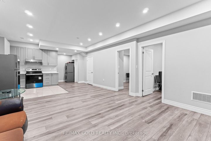 Photo 40 at 41 Rainbrook Close, Wellington, Brampton