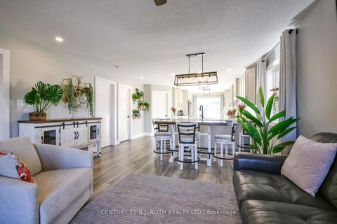 Photo 7 at 27 Claire Drive, Painswick South, Barrie