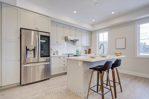 Photo 11 at 41 McConaghy Court, Maple, Vaughan