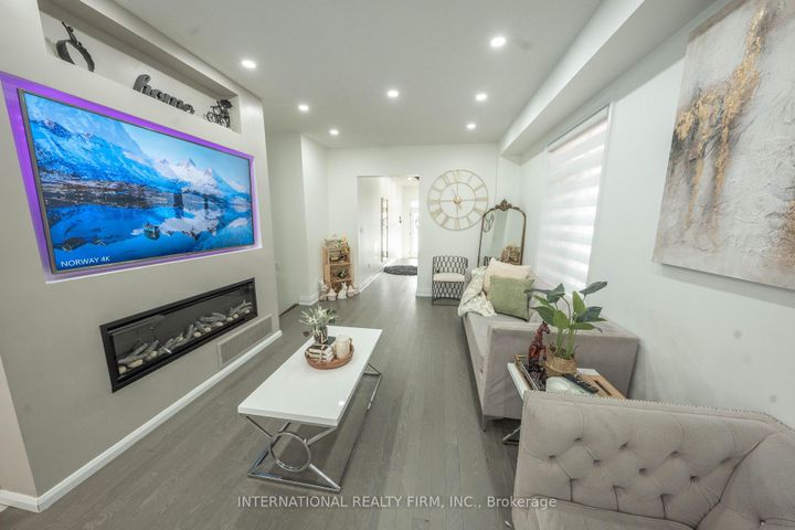 Photo 8 at 61 Tiberini Way, Bradford, Bradford West Gwillimbury