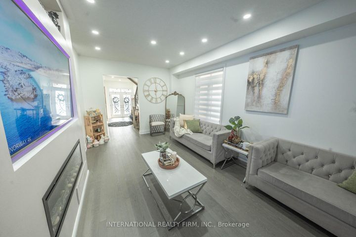 Photo 10 at 61 Tiberini Way, Bradford, Bradford West Gwillimbury