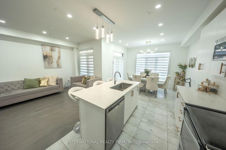 Photo 11 at 61 Tiberini Way, Bradford, Bradford West Gwillimbury