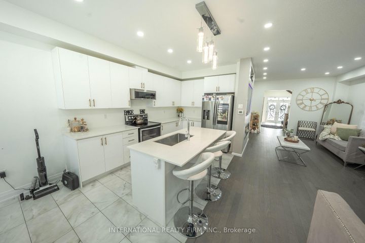 Photo 16 at 61 Tiberini Way, Bradford, Bradford West Gwillimbury