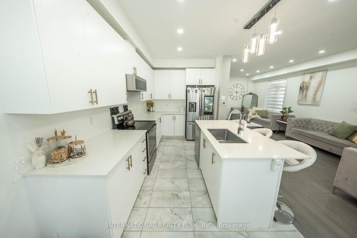 Photo 17 at 61 Tiberini Way, Bradford, Bradford West Gwillimbury