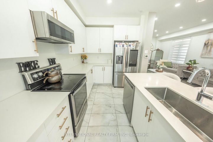 Photo 18 at 61 Tiberini Way, Bradford, Bradford West Gwillimbury