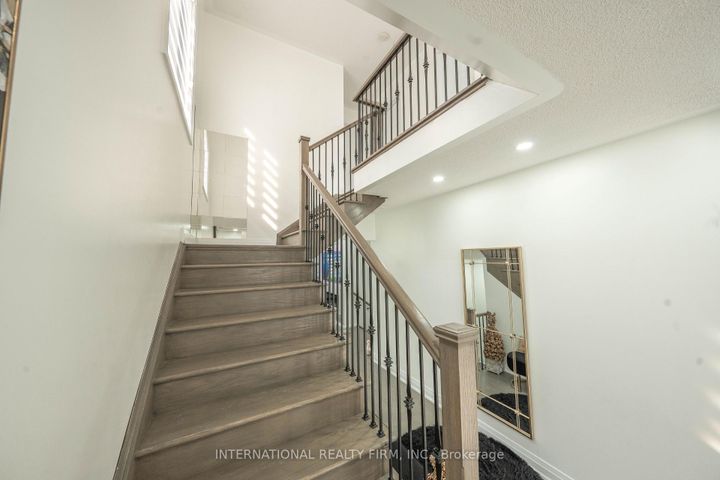 Photo 20 at 61 Tiberini Way, Bradford, Bradford West Gwillimbury