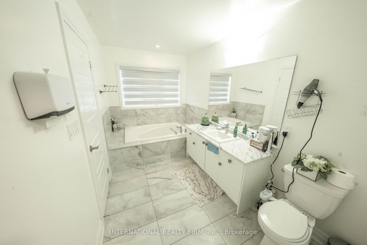 Photo 30 at 61 Tiberini Way, Bradford, Bradford West Gwillimbury