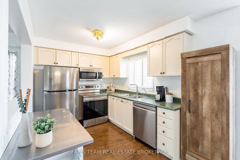 Photo 5 at 7 Round Leaf Court, Holly, Barrie