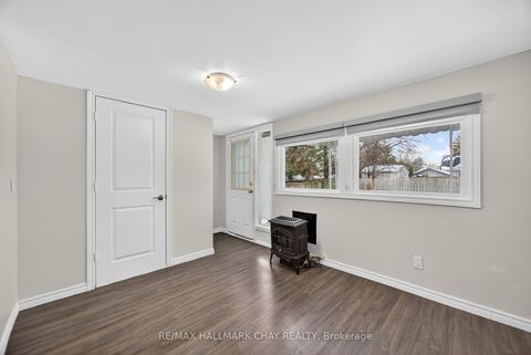 Photo 10 at 8 Newton Street, Wellington, Barrie