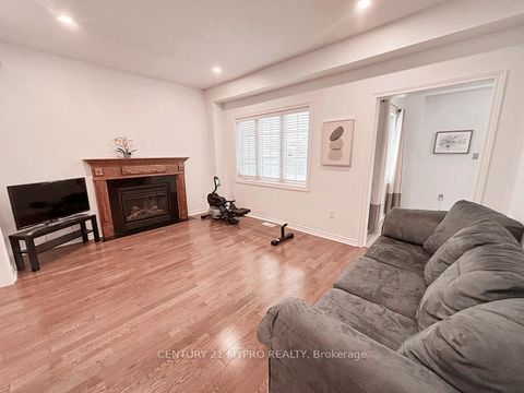 Photo 3 at 2 Whitestone Drive, Keswick North, Georgina