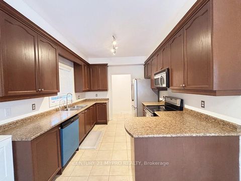 Photo 10 at 2 Whitestone Drive, Keswick North, Georgina