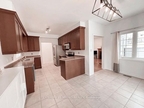 Photo 12 at 2 Whitestone Drive, Keswick North, Georgina