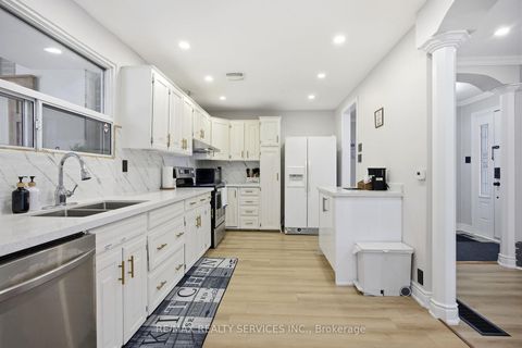 Photo 7 at 17 Avening Drive, Clairville, Toronto