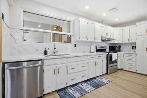 Photo 8 at 17 Avening Drive, Clairville, Toronto