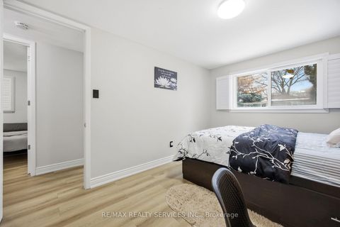Photo 20 at 17 Avening Drive, Clairville, Toronto