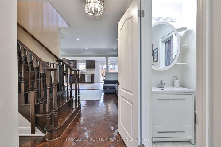 Photo 3 at 86 Venice Gate Drive, Vellore Village, Vaughan