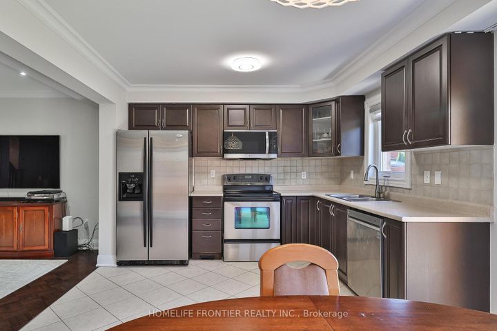 Photo 12 at 86 Venice Gate Drive, Vellore Village, Vaughan