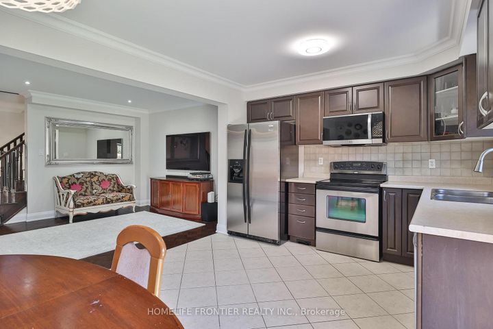 Photo 13 at 86 Venice Gate Drive, Vellore Village, Vaughan