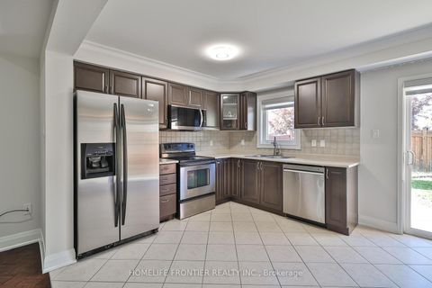 Photo 11 at 86 Venice Gate Drive, Vellore Village, Vaughan