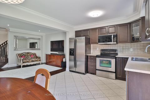 Photo 13 at 86 Venice Gate Drive, Vellore Village, Vaughan