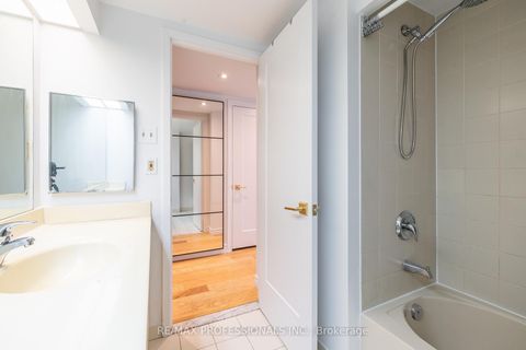 Photo 17 at 3703 - 77 Harbour Square, Waterfront Communities C1, Toronto