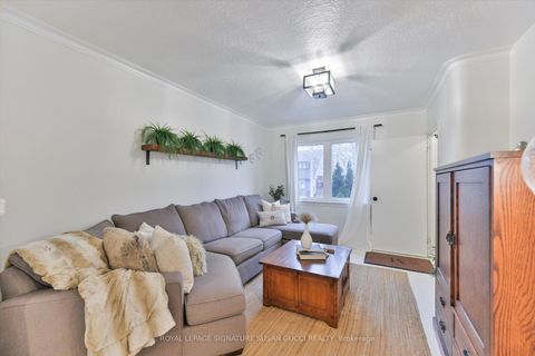 Photo 3 at 257 Lumsden Avenue, Lumsden, Toronto