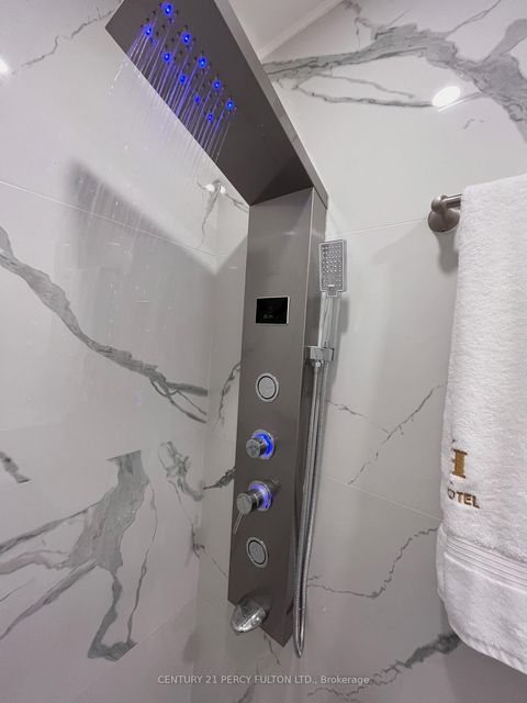 Photo 10 at 272 Conestoga Avenue, Harding, Richmond Hill