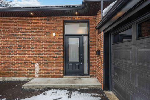 Photo 2 at 131 Applefield Drive, Bendale, Toronto