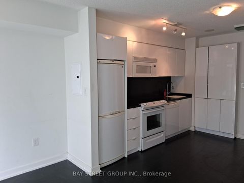 Photo 3 at 2011 - 15 Iceboat Terrace, Waterfront Communities C1, Toronto