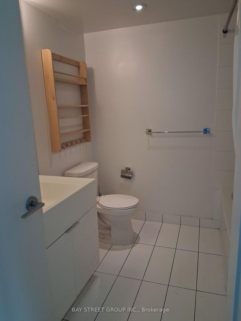 Photo 5 at 2011 - 15 Iceboat Terrace, Waterfront Communities C1, Toronto