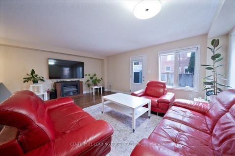 Photo 5 at 15 Coranto Way, Vellore Village, Vaughan
