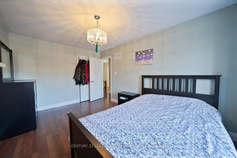 Photo 16 at 15 Coranto Way, Vellore Village, Vaughan