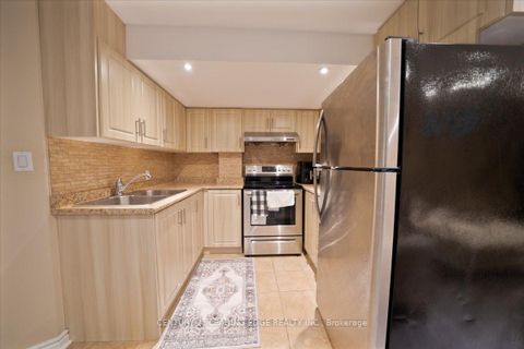 Photo 40 at 15 Coranto Way, Vellore Village, Vaughan