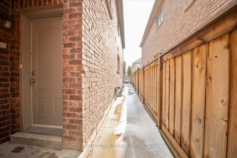 Photo 45 at 15 Coranto Way, Vellore Village, Vaughan